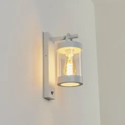 Luminaires Rustiques-hofstein Applique murale d'extérieur Fulham Blanc, 1 lumière, Détecteur de mouvement