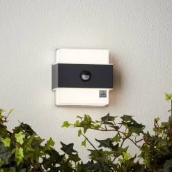 Luminaires Brilliant Applique murale d'extérieur Brilliant Archie LED Noir, 1 lumière, Détecteur de mouvement