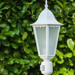 Luminaires Rustiques-hofstein Lampadaire d'extérieur Hongkong Frost Blanc, 1 lumière, Détecteur de mouvement