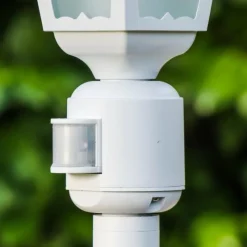 Luminaires Rustiques-hofstein Lampadaire d'extérieur Hongkong Frost Blanc, 1 lumière, Détecteur de mouvement